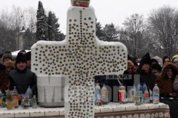 Crucea de gheață de la Biserica “Adormirea Maicii Domnului” din Fălticeni