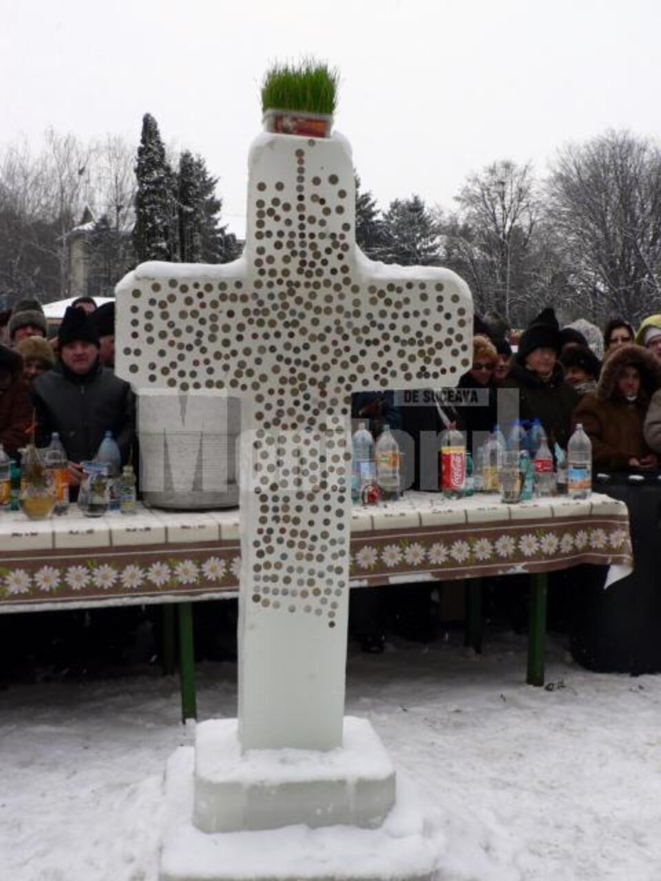 Crucea de gheață de la Biserica “Adormirea Maicii Domnului” din Fălticeni