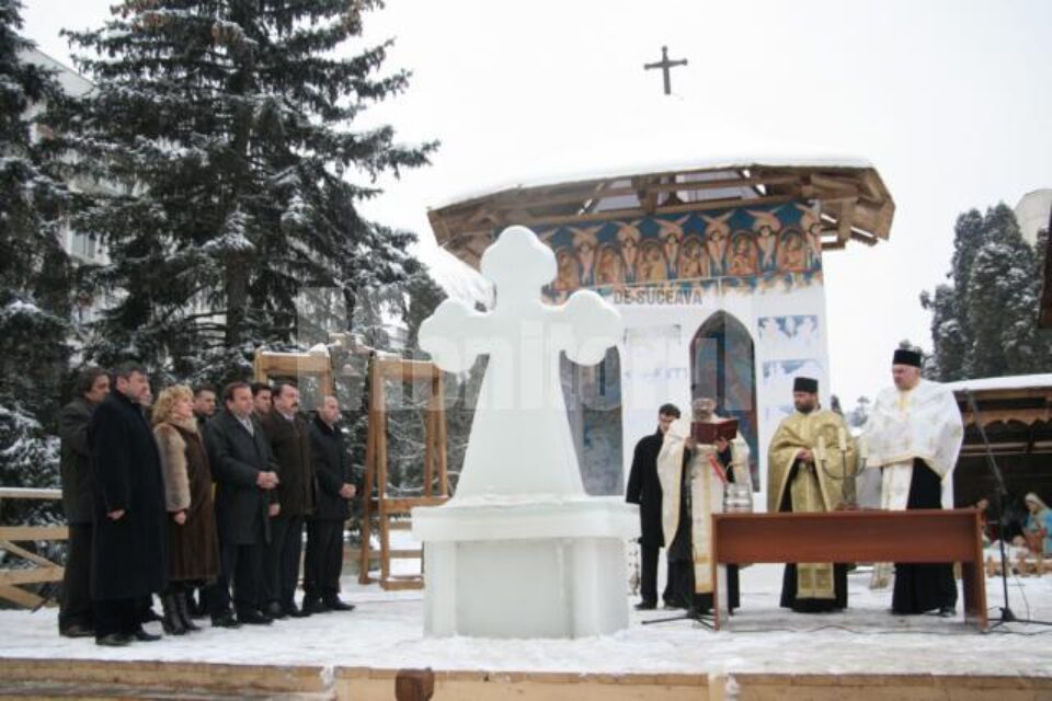 Crucea de gheață din centrul Sucevei a fost sfințită în prezența oficialităților județene Crucea de gheață din centrul Sucevei a fost sfințită în prezența oficialităților județene