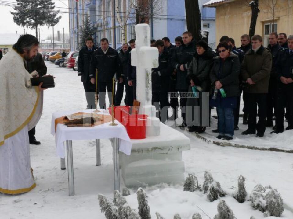 Slujbă de Bobotează în curtea Jandarmeriei Suceava Slujbă de Bobotează în curtea Jandarmeriei Suceava