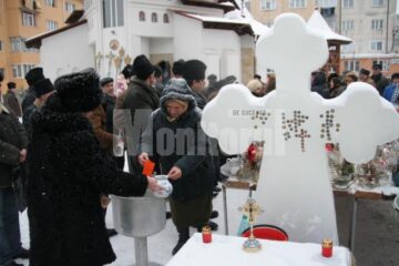 De Bobotează: Mii de suceveni au luat apă sfințită de la bisericile din Suceava