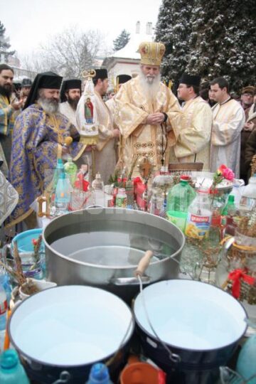 De Bobotează: Mii de suceveni au luat apă sfințită de la bisericile din Suceava