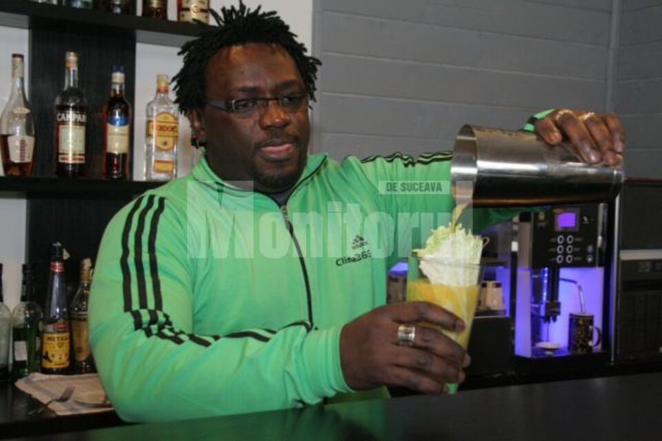 Specialistul în cokteiluri africane, venit la Suceava tocmai din Sierra Leone