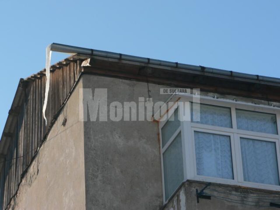 Țurțurii pot în orice moment să cadă în capul trecătorilor