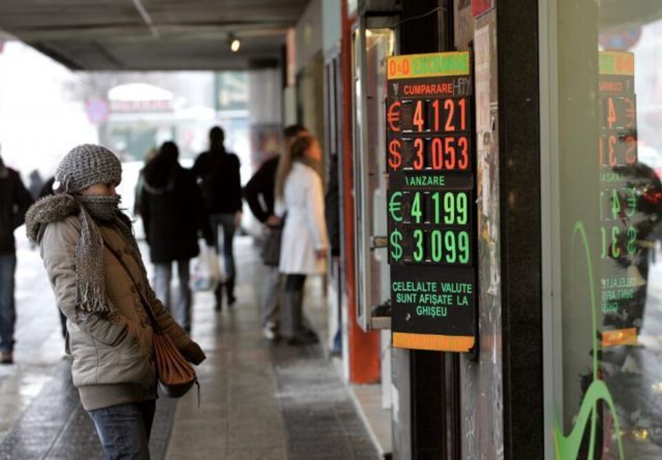 La casele de schimb un euro se putea cumpăra ieri cu 4,199 lei. Foto: MEDIAFAX