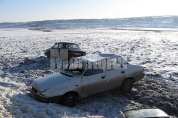 Două autoturisme Dacia au ieșit în decor și s-au răsturnat după un accident rutier provocat de o șoferiță neatentă