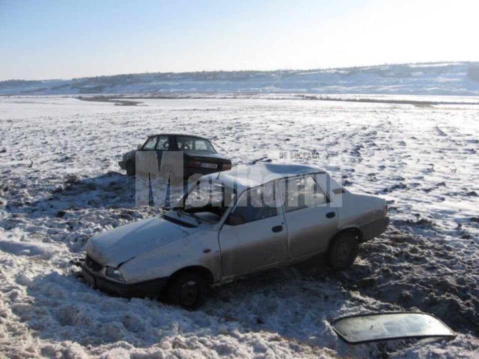 Două autoturisme Dacia au ieșit în decor și s-au răsturnat după un accident rutier provocat de o șoferiță neatentă Două autoturisme Dacia au ieșit în decor și s-au răsturnat după un accident rutier provocat de o șoferiță neatentă