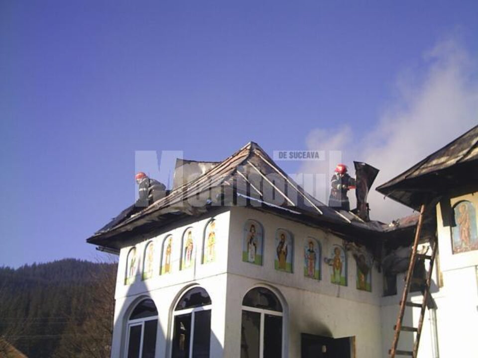 Pompierii au reușit să stingă incendiul izbucnit la biserică după aproape patru ore Pompierii au reușit să stingă incendiul izbucnit la biserică după aproape patru ore