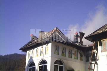 Pompierii au reușit să stingă incendiul izbucnit la biserică după aproape patru ore