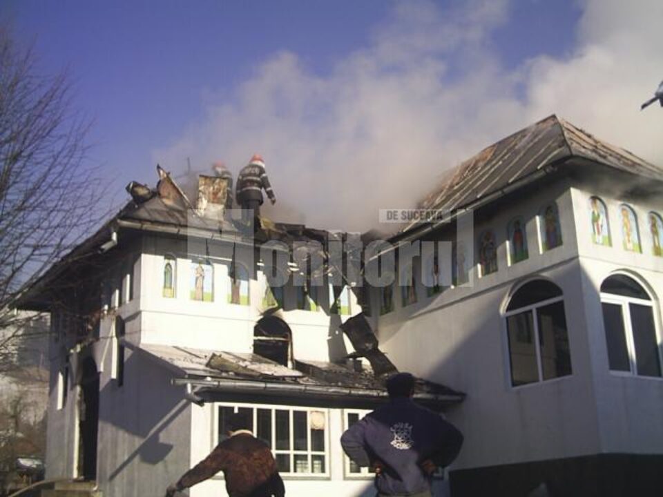 Pompierii au reușit să stingă incendiul izbucnit la biserică după aproape patru ore
