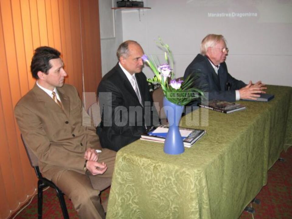 Moment de deschidere - Conf. univ.dr. Liviu Popescu, directorul Aeroclubului României, Constantin Voicu, și Ștefan Petrescu