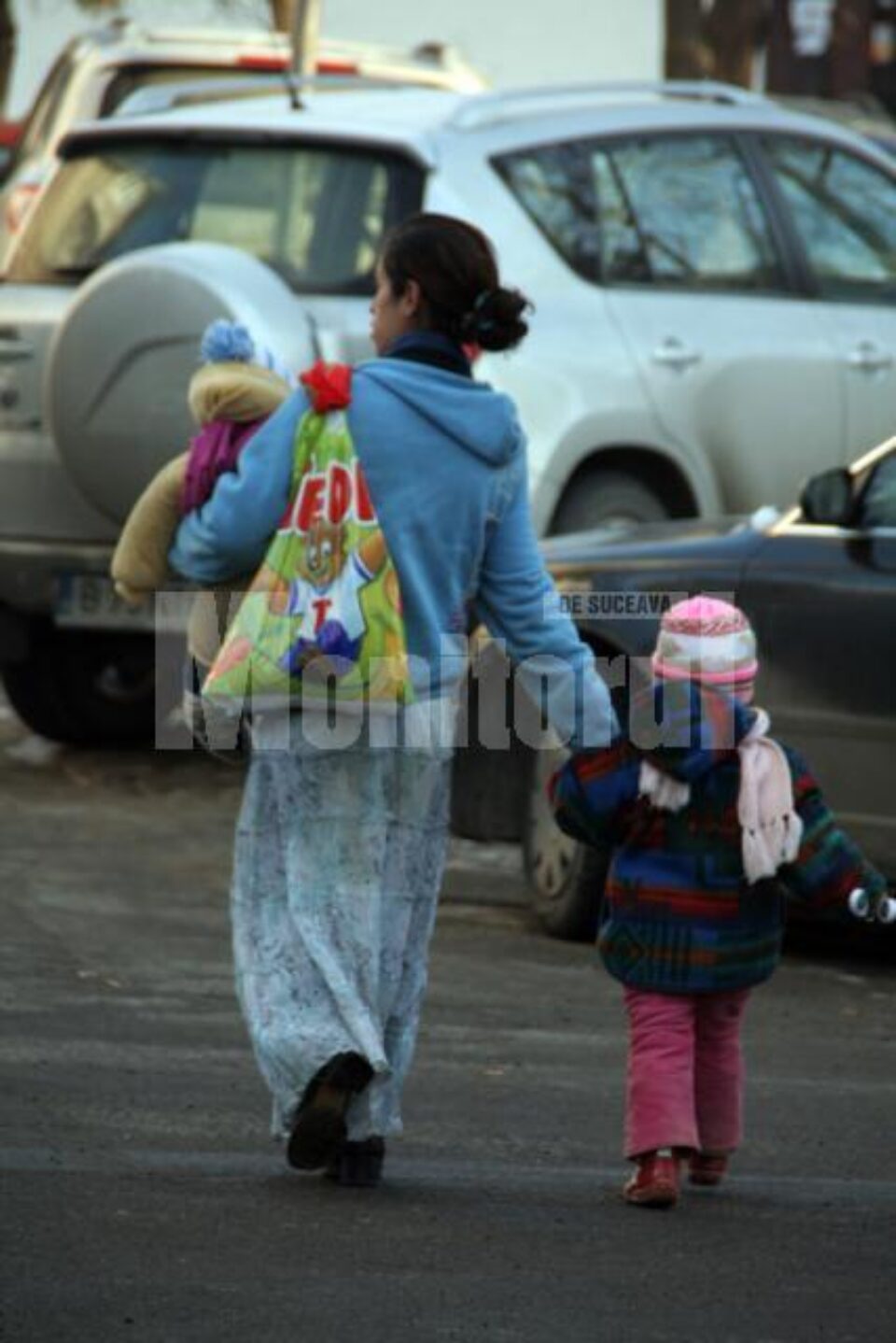 Mariana Dafina Lăcătuș, însoțită de cei doi copii, iese la cerșit la prima oră a dimineții