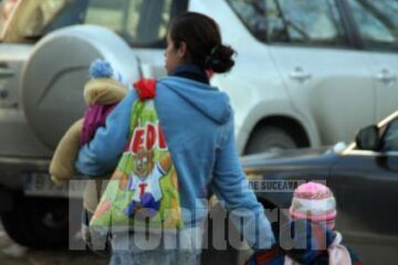 Mariana Dafina Lăcătuș, însoțită de cei doi copii, iese la cerșit la prima oră a dimineții