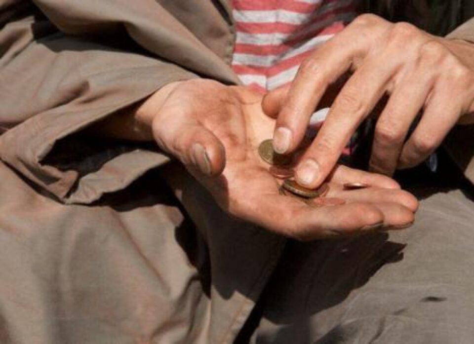 „Până trăiești, fă-ți pomană, Nu-ți zgârci mâna, dușmană”. Foto: ZEFA