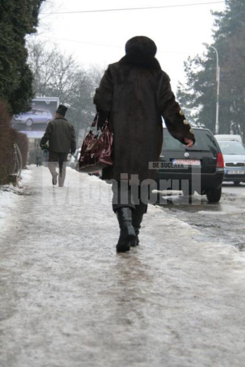 Pe trotuarele din Suceava ar trebui pus mesajul: “Atenție! Pericol de alunecare!”