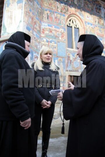 Ospitalitate: Udrea, plimbată cu sania trasă de cai la Voroneț