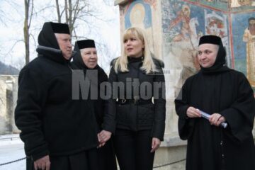 Ospitalitate: Udrea, plimbată cu sania trasă de cai la Voroneț