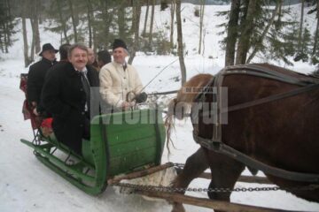 Ospitalitate: Udrea, plimbată cu sania trasă de cai la Voroneț