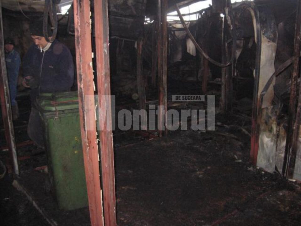 Pagube mari: Bazariștii, dezarmați în fața dezastrului rămas în urma incendiului