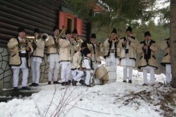 Ospitalitate: Udrea, plimbată cu sania trasă de cai la Voroneț