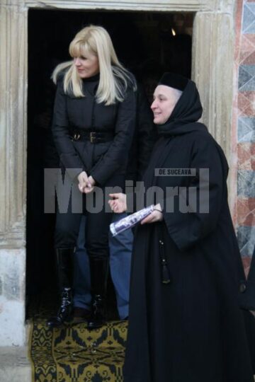 Ospitalitate: Udrea, plimbată cu sania trasă de cai la Voroneț