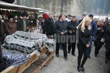 Ospitalitate: Udrea, plimbată cu sania trasă de cai la Voroneț