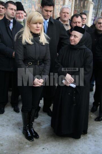 Ospitalitate: Udrea, plimbată cu sania trasă de cai la Voroneț