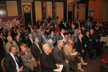 Ospitalitate: Udrea, plimbată cu sania trasă de cai la Voroneț