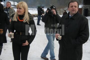 Ospitalitate: Udrea, plimbată cu sania trasă de cai la Voroneț