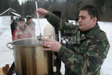 Ospitalitate: Udrea, plimbată cu sania trasă de cai la Voroneț