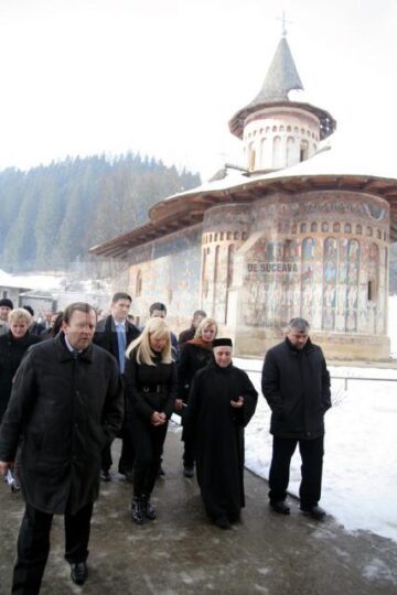 Ospitalitate: Udrea, plimbată cu sania trasă de cai la Voroneț