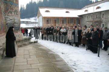 Ospitalitate: Udrea, plimbată cu sania trasă de cai la Voroneț