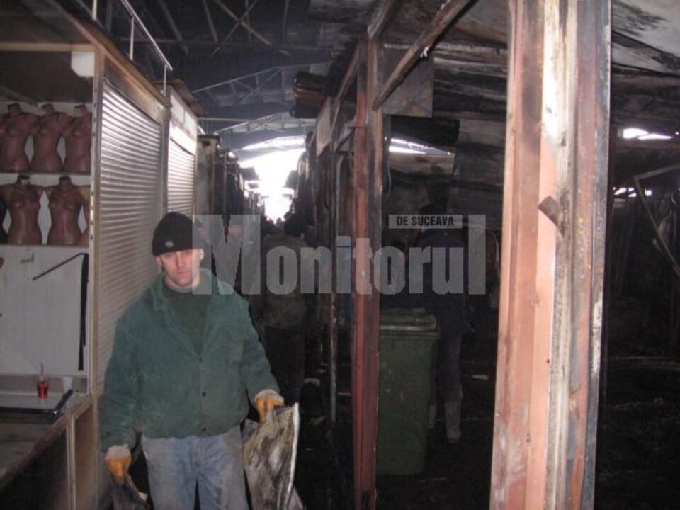 Pagube mari: Bazariștii, dezarmați în fața dezastrului rămas în urma incendiului