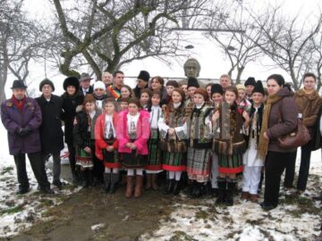 La bustul lui Eminescu din Călineștii lui Cuparencu