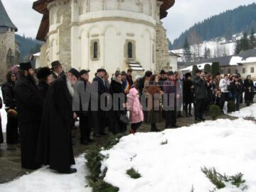 Mulțime de lume la Putna