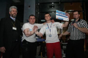 Andrei Chiprianov din Rădăuți (dreapta), cel care s-a impus la categoria 85 de kilograme, dar și în concursul open