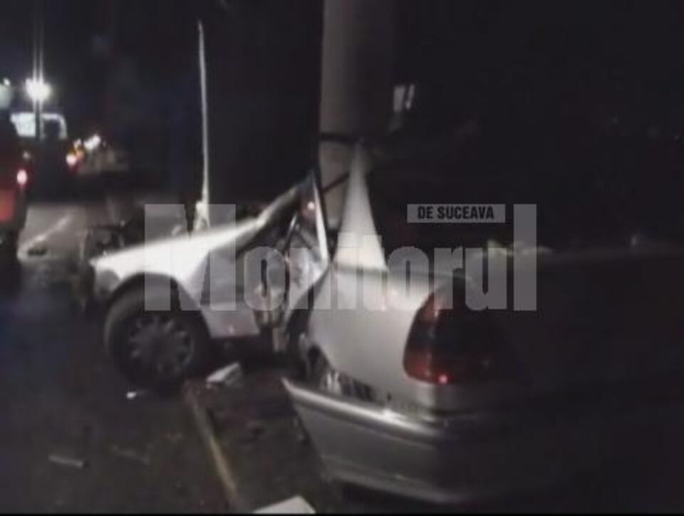Pe Calea Unirii: A scăpat cu viață după ce și-a făcut mașina zob de un stâlp