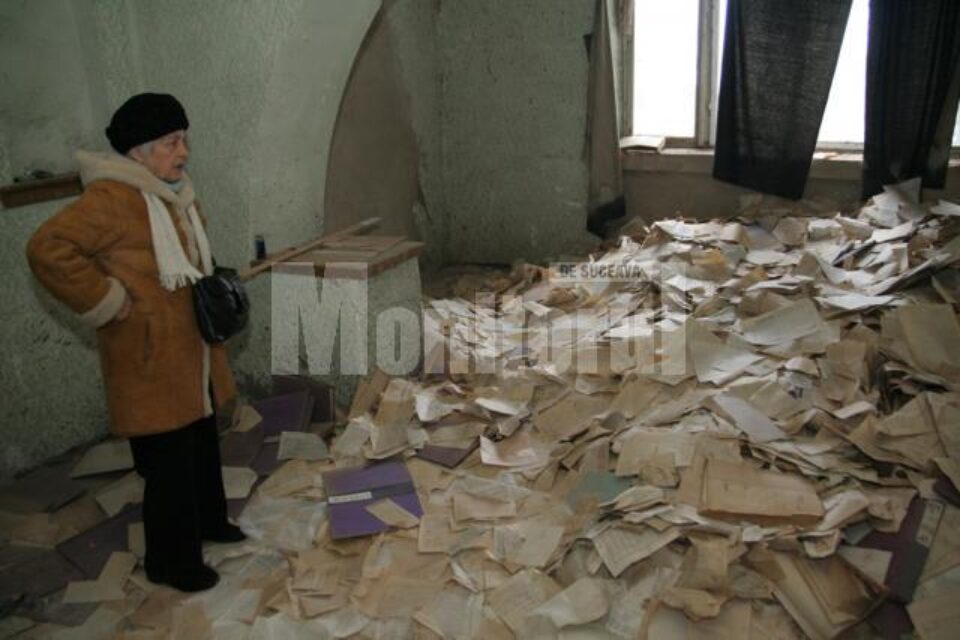 În sufragerie este un maldăr de hârtii ce par a proveni din arhiva primăriei