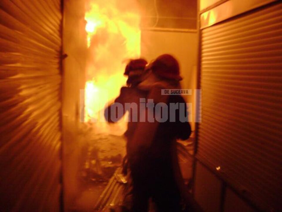 Pompierii au încercat să limiteze valoarea pagubelor, însă intervenția lor a fost grea