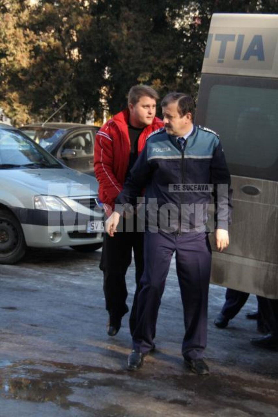 După gratii: Polițist arestat preventiv pentru că a măsluit un dosar penal