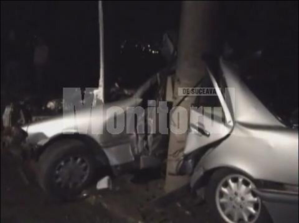 Autoturismul, aproape rupt în două Autoturismul, aproape rupt în două