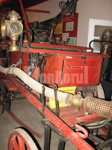 Una din primele pompe manuale aduse pe jos de la Viena