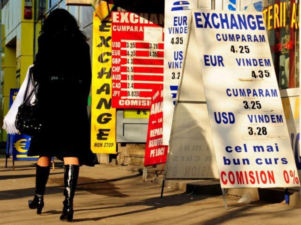Leul își continuă deprecierea față de euro. Foto: MEDIAFAX