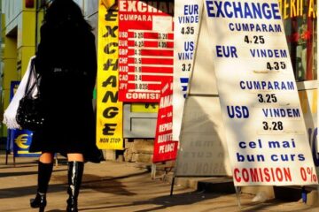 Leul își continuă deprecierea față de euro. Foto: MEDIAFAX