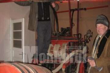 Bosâncenii arată cum se folosea pompa manuală adusă de la Viena
