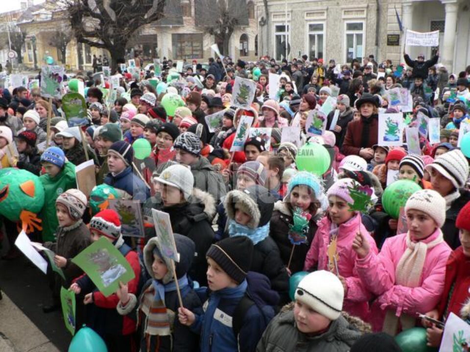 Fălticeni: Peste 300 de elevi au participat la „Marșul Broscuțelor”