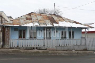 Pe Ulița Rădășenilor, la numărul 30 se află casa în care ar fi stat în gazdă Ion Creangă