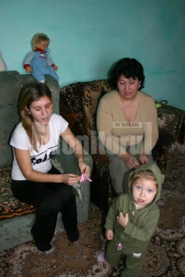 Florentina alături de fetița și mama ei