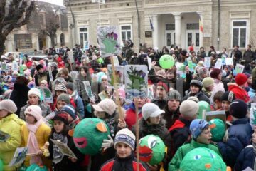 Elevii de la Școala “Mihail Sadoveanu” din Fălticeni au organizat ieri Marșul Broscuțelor