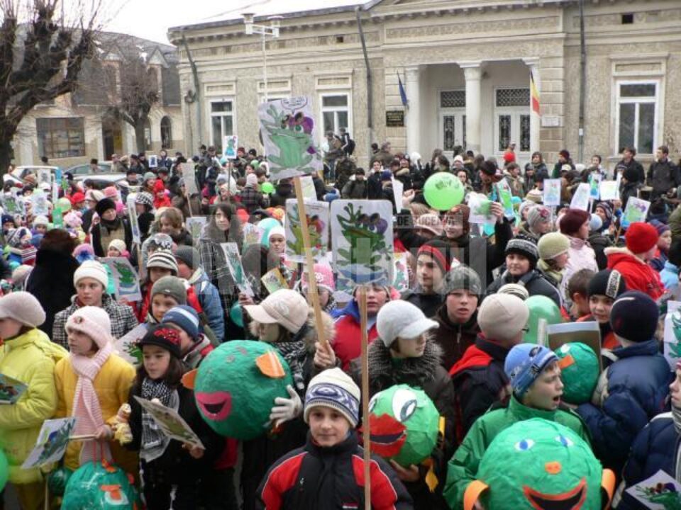 Elevii de la Școala “Mihail Sadoveanu” din Fălticeni au organizat ieri Marșul Broscuțelor